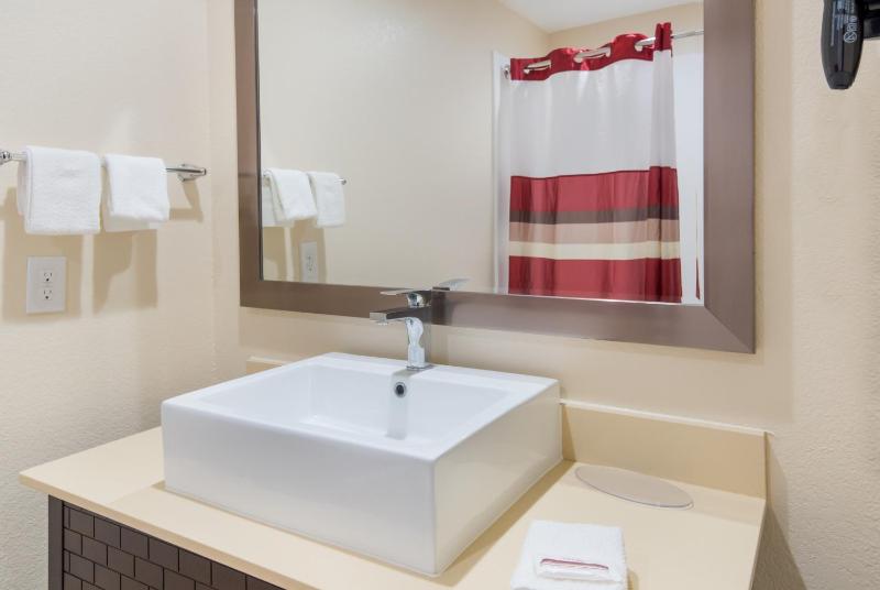 Superior King Room Kitchen - Disability Access/Roll-in Shower Smoke-Free image 2