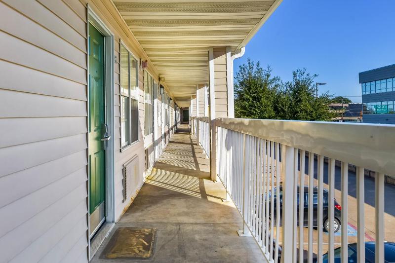 HomeTowne Studios By Red Roof Dallas - North Addison/ Tollway - image 23