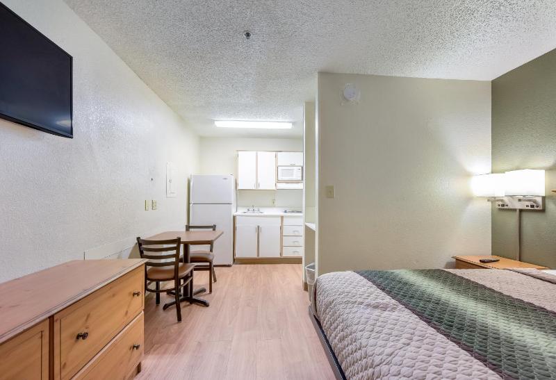 HomeTowne Studios By Red Roof Dallas - North Addison/ Tollway - image 19