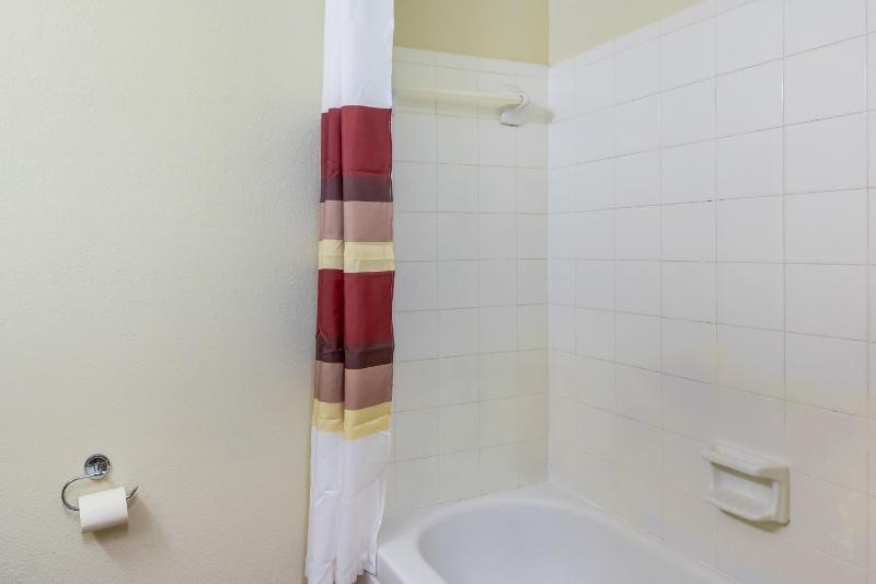 HomeTowne Studios By Red Roof Dallas - North Addison/ Tollway - image 3