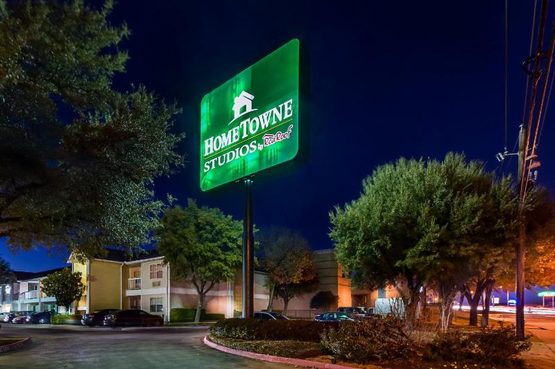 HomeTowne Studios By Red Roof Dallas - North Addison/ Tollway - image 8