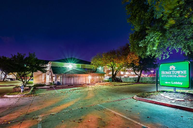 HomeTowne Studios By Red Roof Dallas - North Addison/ Tollway - image 12