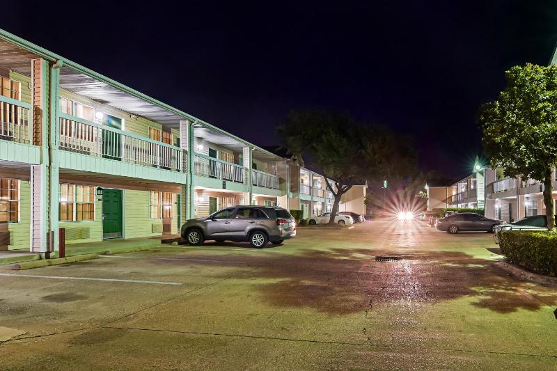 HomeTowne Studios By Red Roof Dallas - North Addison/ Tollway - image 21