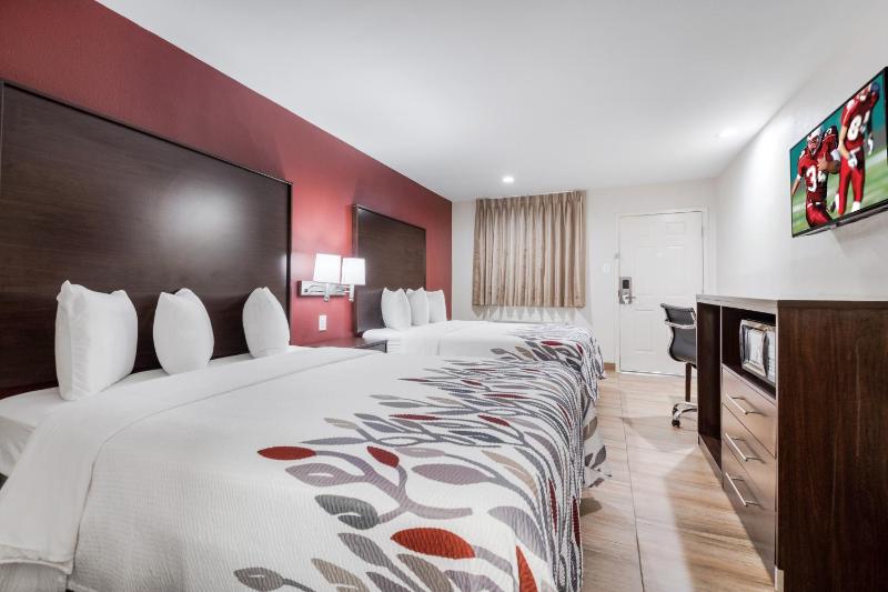 Deluxe Queen Room with Two Queen Beds - Non-Smoking image 3