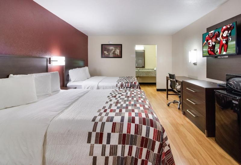 Deluxe Queen Room with Two Queen Beds - Non-Smoking image 4