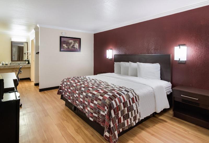 Deluxe King Room - Disability Access/Non-Smoking image 3