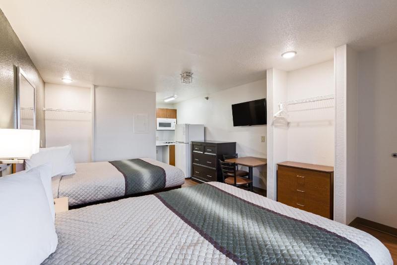 Studio with Two Queen Beds Non - Smoking image 3