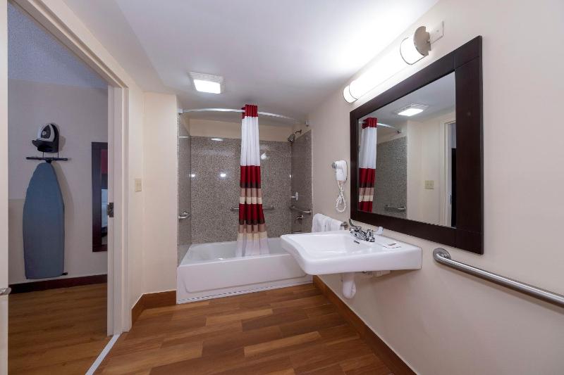 Deluxe King Room Disability Access Smoke Free image 3