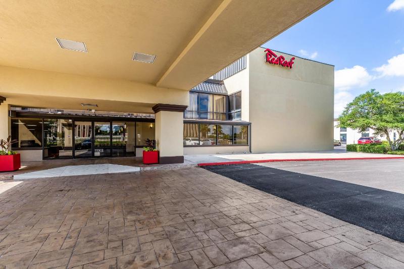 Red Roof PLUS & Suites Houston - IAH Airport SW - image 6