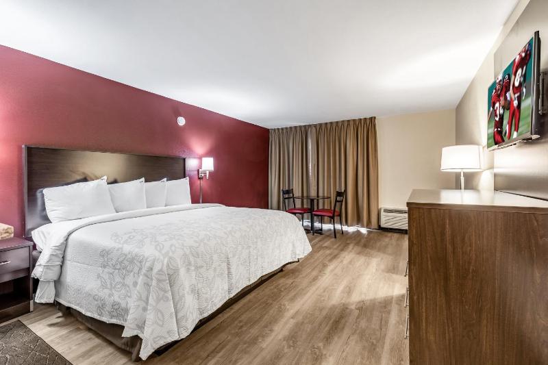 Red Roof PLUS & Suites Houston - IAH Airport SW - image 15