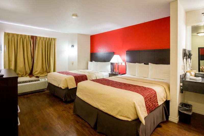 Deluxe Queen Room with Two Queen Beds - Non-Smoking image 2