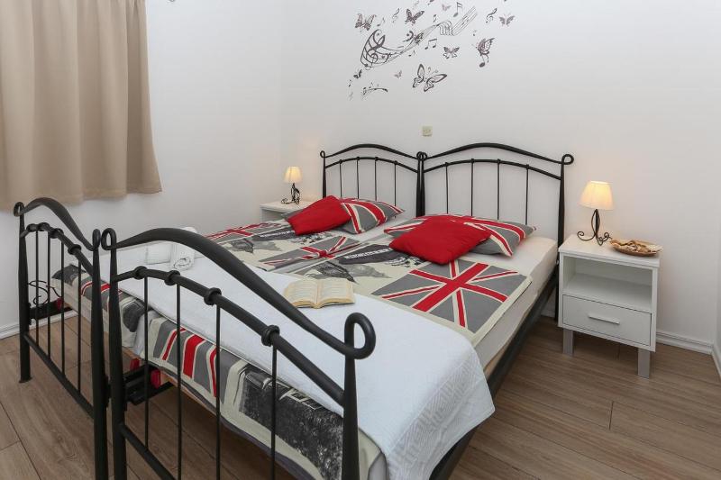 One-Bedroom Apartment with Terrace image 3