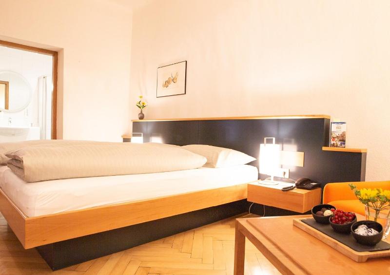 Economy Double Room image 4
