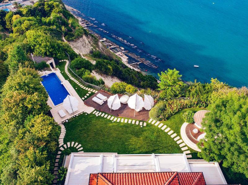 Six-Bedroom Villa  image 2