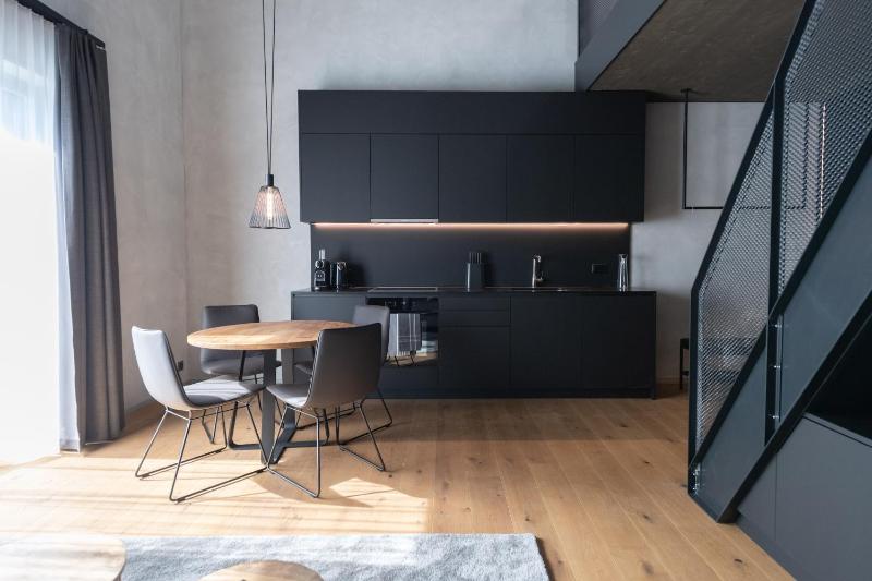 One-Bedroom Deluxe Apartment image 4