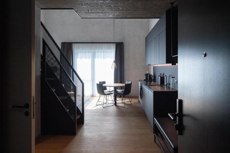 One-Bedroom Deluxe Apartment image 3