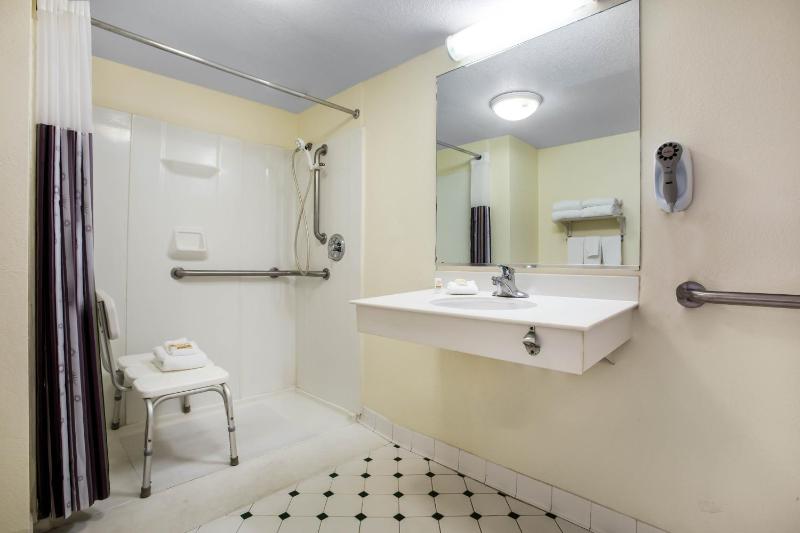 La Quinta Inn & Suites by Wyndham Austin Oltorf - image 19