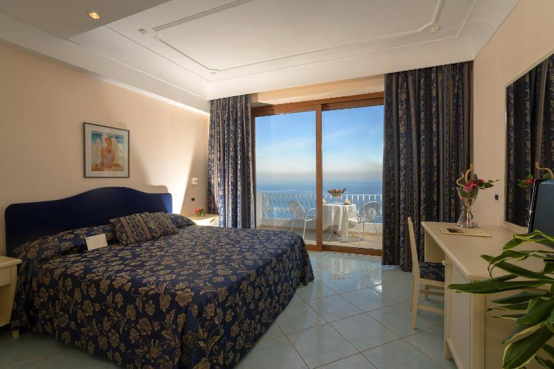 Deluxe Double or Twin Room with Sea View image 2