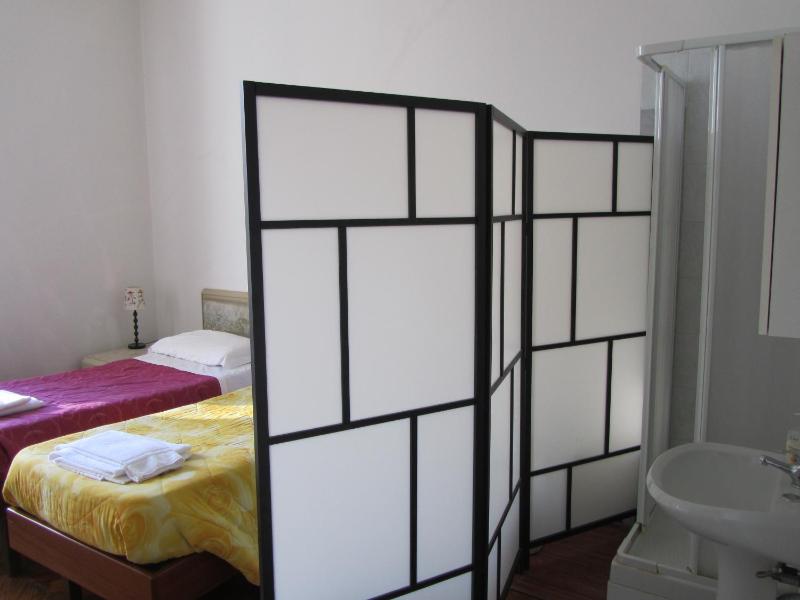 Triple Room with Shared Bathroom image 3