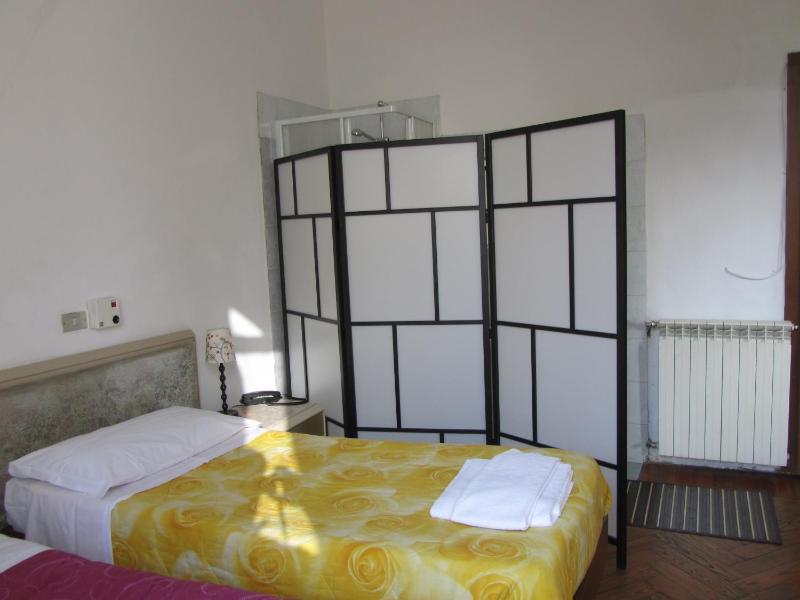 Triple Room with Shared Bathroom image 4