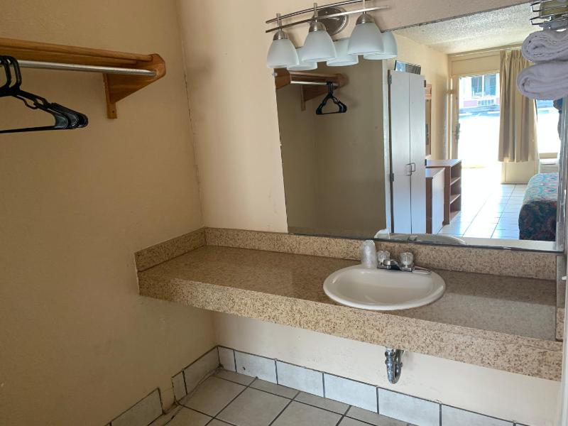 Budget Inn Motel - image 2