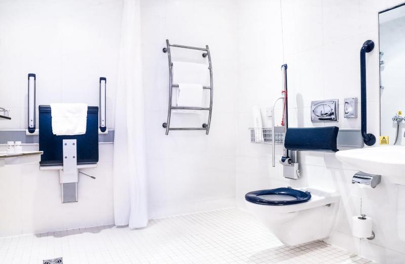Double Room - Mobility Access with Roll-in Shower image 2