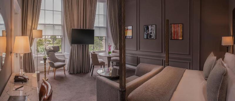 King Suite with Garden View image 3