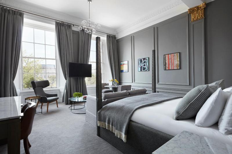 King Suite with Garden View image 4