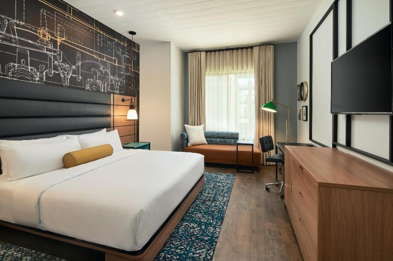Standard King Room image 3