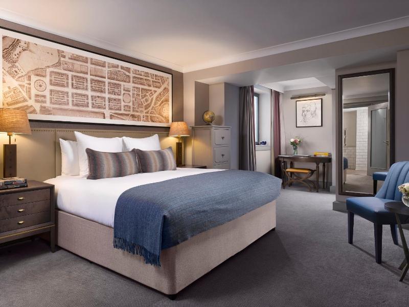 Premium King Room image 4