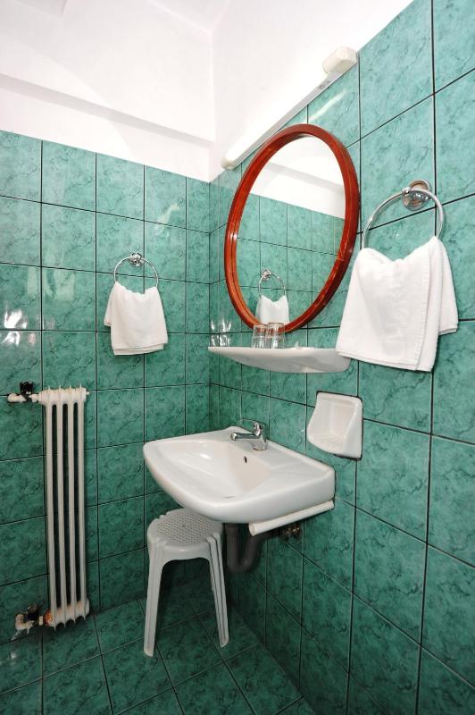 Twin Room image 2