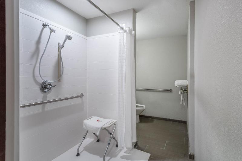 Queen Room with Two Queen Beds - Mobility Access/Non-Smoking image 4