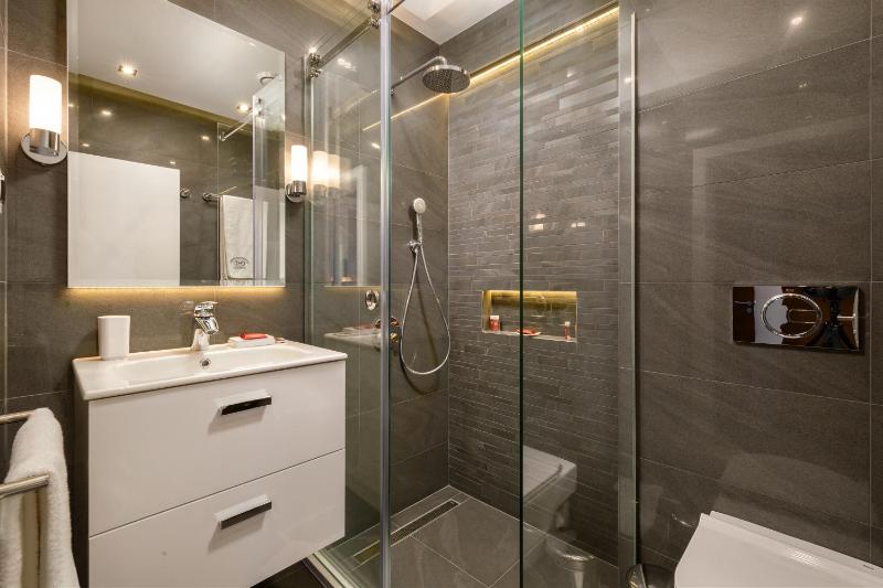 Deluxe Double Room with Balcony image 3