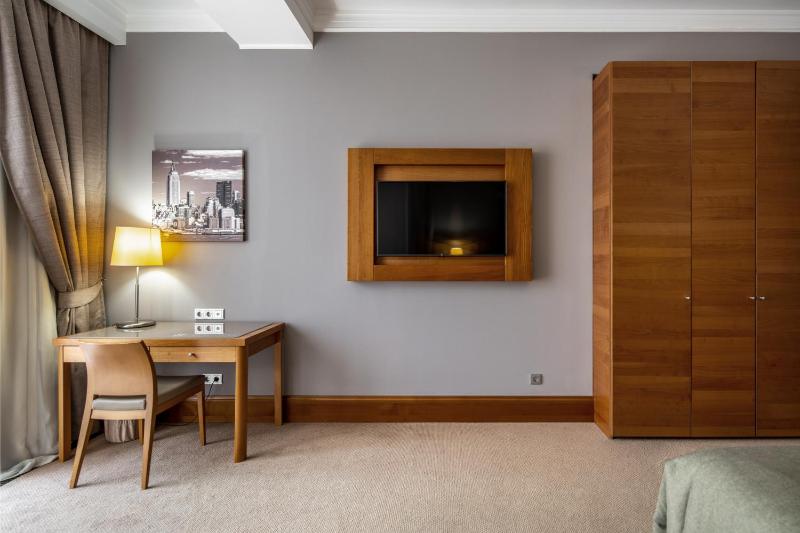 Superior King Room image 3