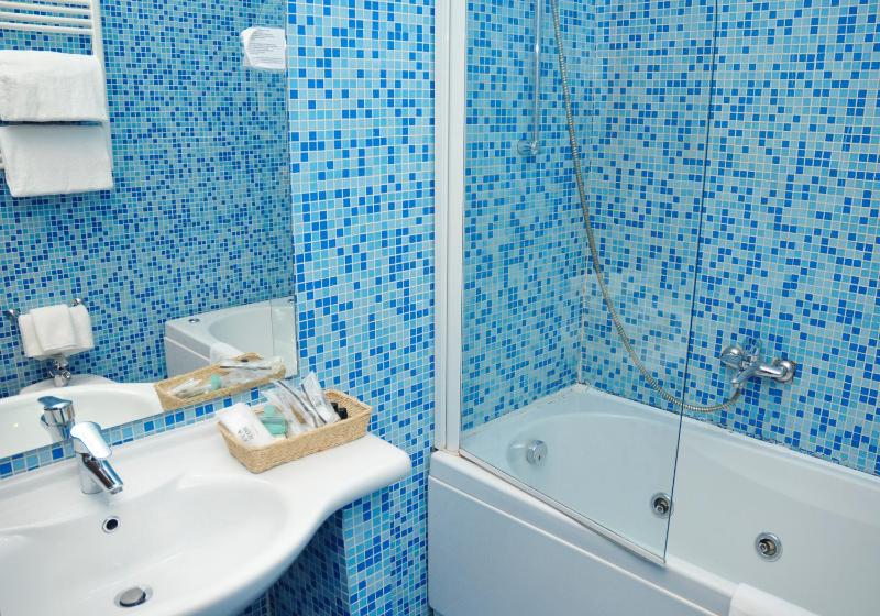 Twin Room image 2