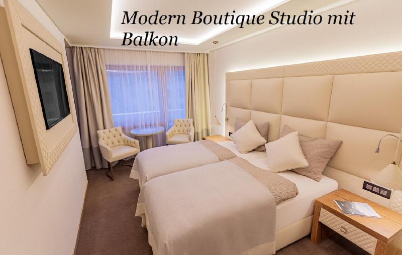 Double Room with Balcony image 3
