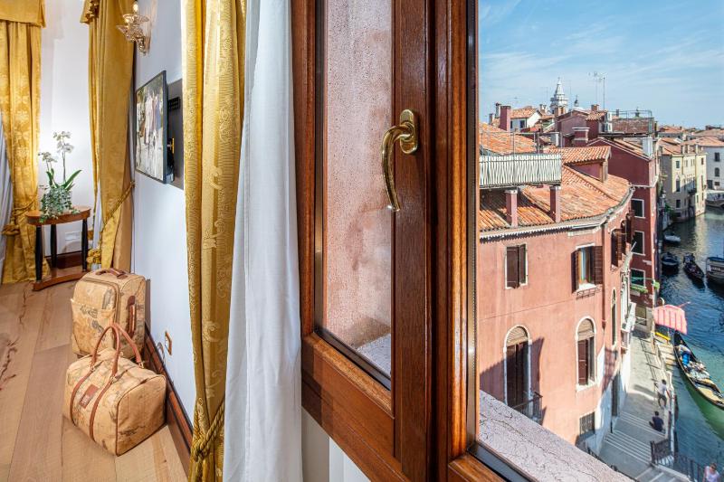 Deluxe Double Room with Canal View image 4