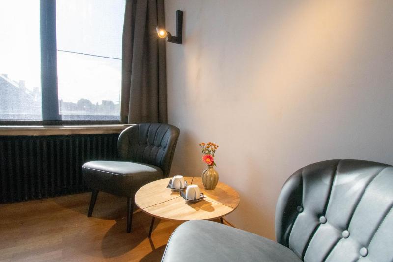 Deluxe King Room image 4