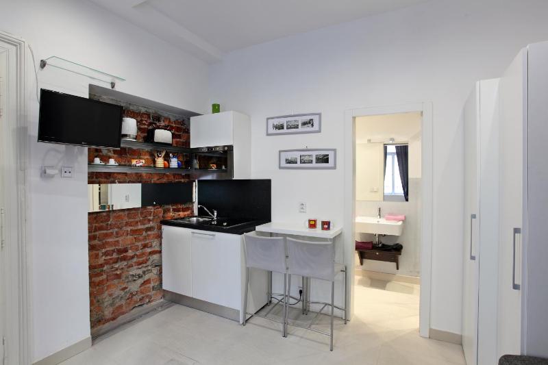 Studio (2 Adults) image 3
