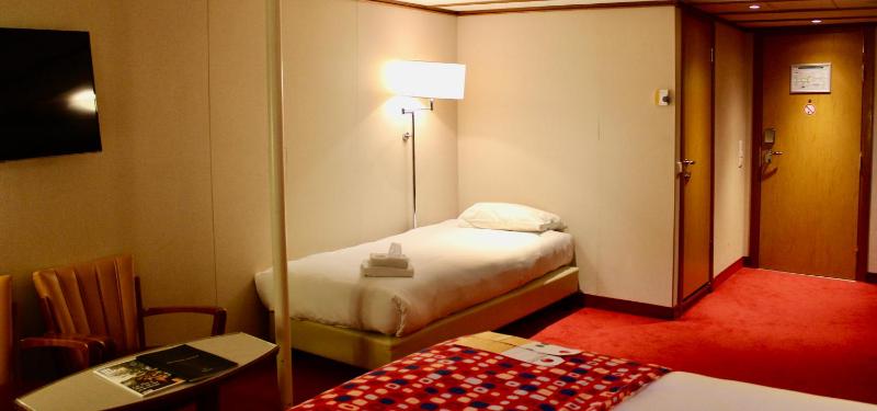 Superior Triple Room image 4