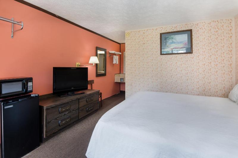 1 King Bed Non Smoking image 3