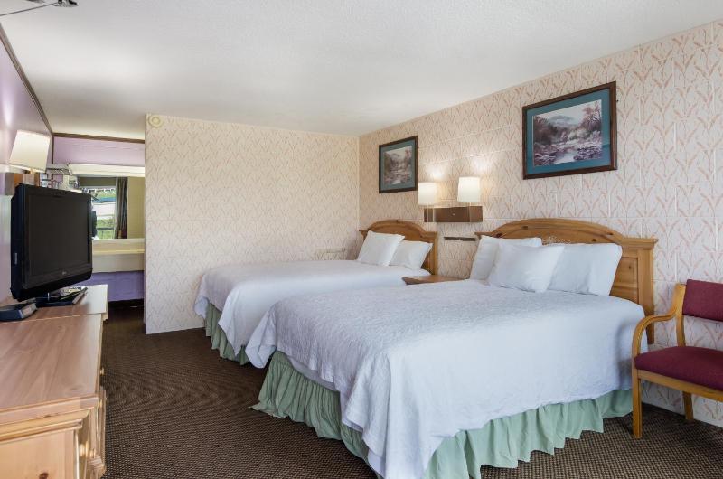 2 Double Beds Non Smoking image 3