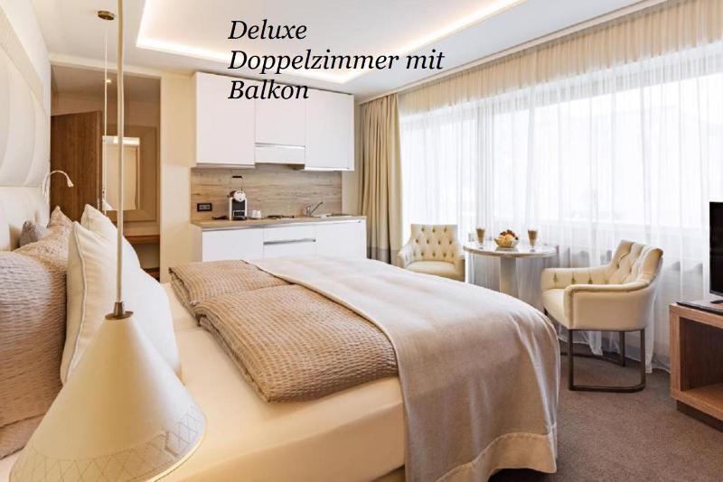 Deluxe Double Room with Balcony image 3