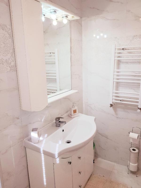 Studio with Spa Bath image 4