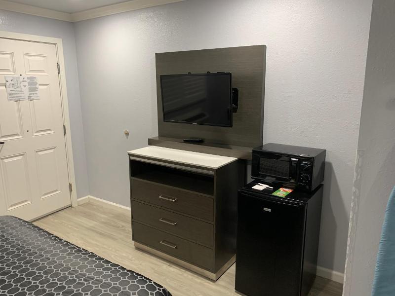 Queen Room - Disability Access image 3