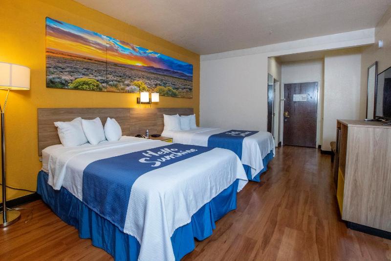 Queen Room with Two Queen Beds - Non-Smoking image 2