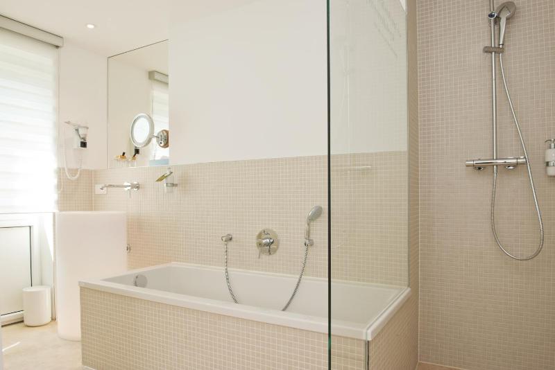 Deluxe Double Room L image 3