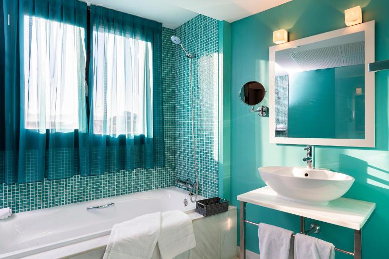 Deluxe Plus Double Room - Attic image 4