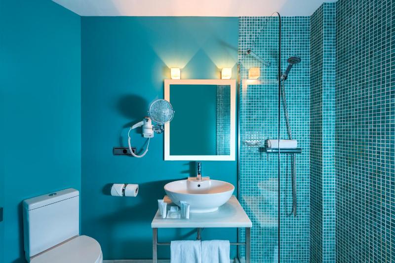 Classic Double or Twin Room image 4