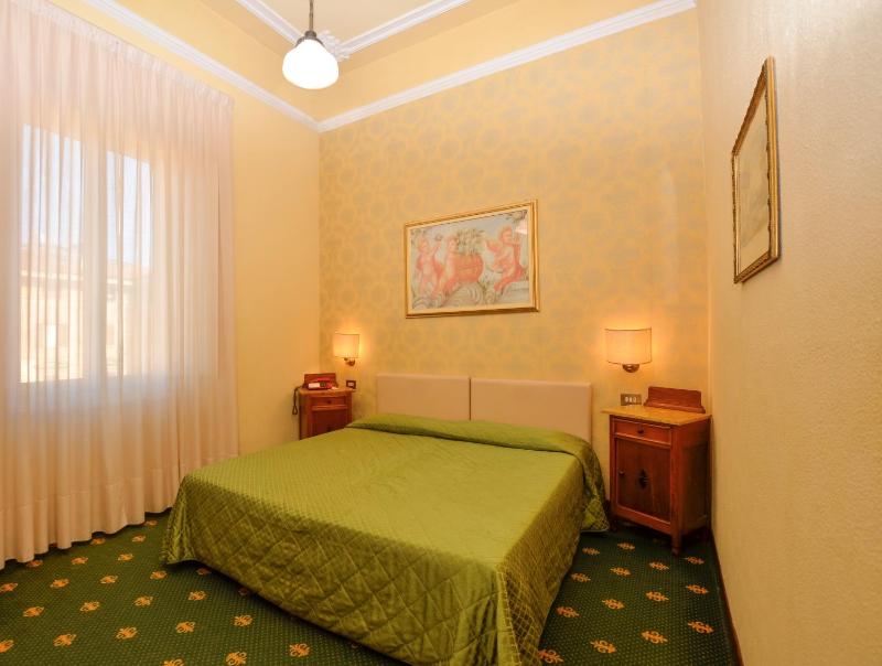 Economy Twin Room image 4